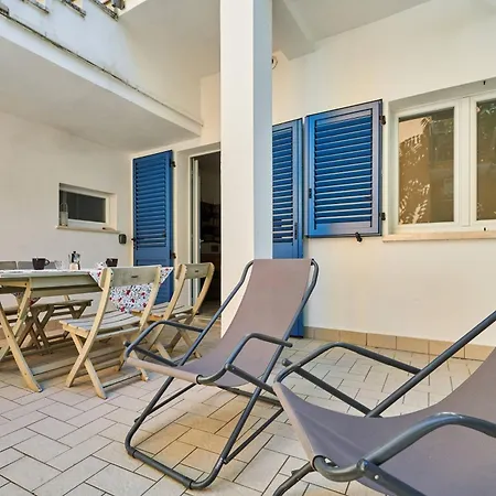 A Due Passi Dal Mare Апартаменты *